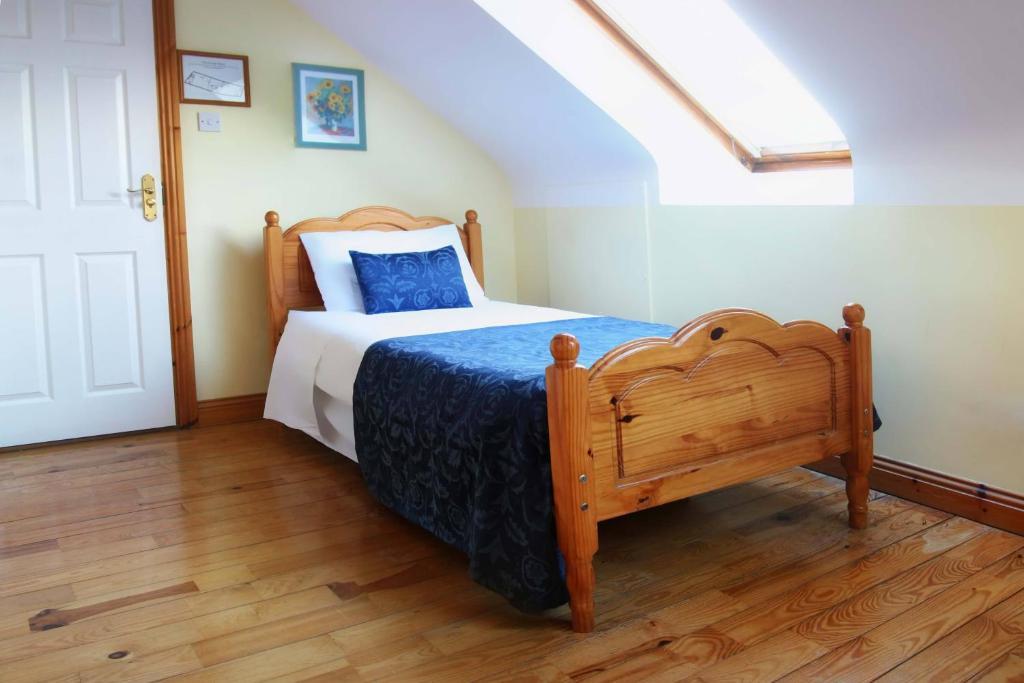 Mccarthy'S Lodge B&B Westport Room photo